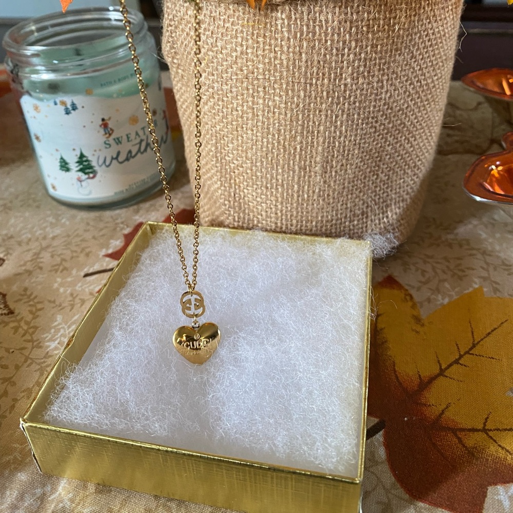 Fashion heart-shaped necklace.